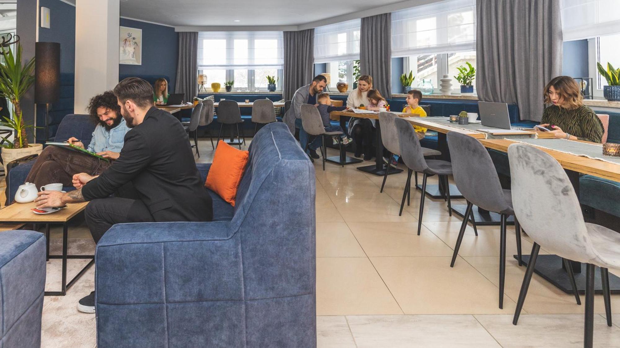 Hotel Akwawit Лешно Екстер'єр фото
